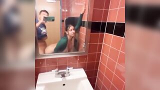 Sesso amatoriale nei bagni della scuola