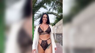 Influencer prova la nuova lingerie
