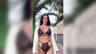 Influencer prova la nuova lingerie
