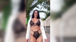 Influencer prova la nuova lingerie