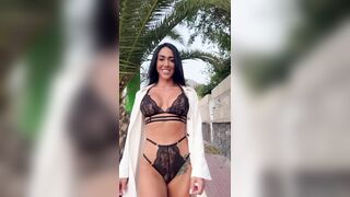 Influencer prova la nuova lingerie