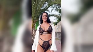 Influencer prova la nuova lingerie