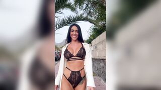 Influencer prova la nuova lingerie