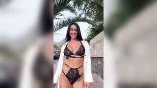 Influencer prova la nuova lingerie