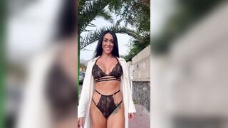 Influencer prova la nuova lingerie