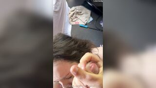 Teen tettona succhia e viene sborrata in faccia