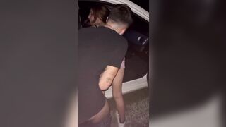 Puttana italiana scopata sul cofano dell'auto - Parte 2