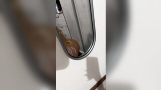 Selfie della biondina italiana allo specchio