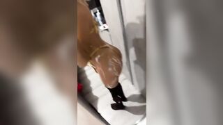 Selfie della biondina italiana allo specchio