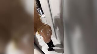 Selfie della biondina italiana allo specchio