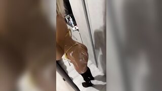 Selfie della biondina italiana allo specchio