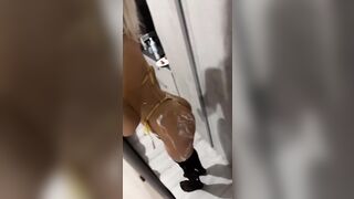 Selfie della biondina italiana allo specchio