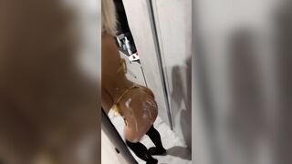 Selfie della biondina italiana allo specchio