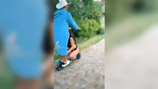 Tiktoker si fa sbocchinare sul monopattino