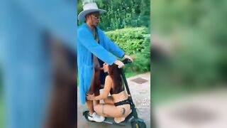 Tiktoker si fa sbocchinare sul monopattino