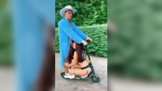 Tiktoker si fa sbocchinare sul monopattino