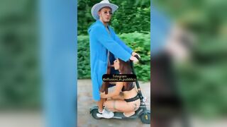 Tiktoker si fa sbocchinare sul monopattino