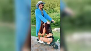 Tiktoker si fa sbocchinare sul monopattino