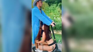 Tiktoker si fa sbocchinare sul monopattino