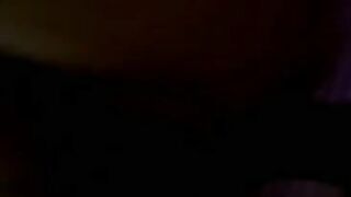 Cindy mostra chiappone e figa pelosa