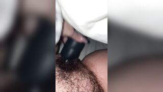 Puttana sposata gli piace masturbarsi con dildo grossi perché la sua fessa e sfondata