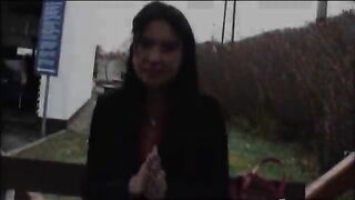 Giovane puttanella catturata in autogrill