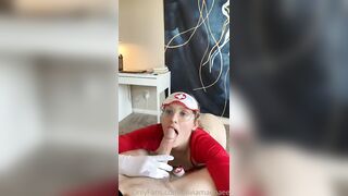 La bionda crocerossina succhia cazzi