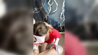 La bionda crocerossina succhia cazzi