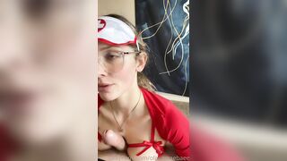 La bionda crocerossina succhia cazzi