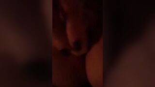 Moglie che si masturba la figa in primo piano