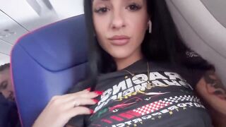 Italiana esce le tette sul volo roma - genova