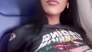 Italiana esce le tette sul volo roma - genova