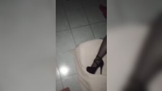 Donna maiala si trastulla la passera pelosa