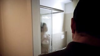 Priscilla Salerno fa un pompino sotto la doccia