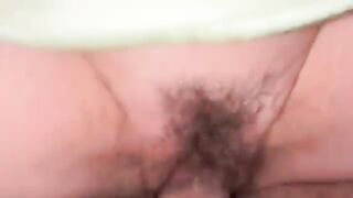 Moglie con fica pelosa cavalca forsennata