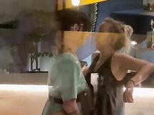 Milf lesbiche fanno le zoccole al bar