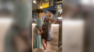 Milf lesbiche fanno le zoccole al bar