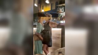 Milf lesbiche fanno le zoccole al bar