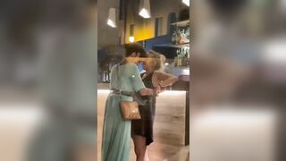 Milf lesbiche fanno le zoccole al bar