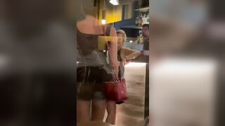 Milf lesbiche fanno le zoccole al bar