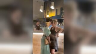 Milf lesbiche fanno le zoccole al bar