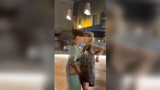 Milf lesbiche fanno le zoccole al bar