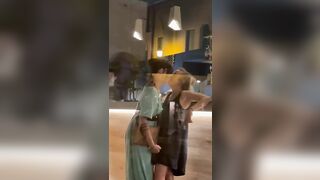 Milf lesbiche fanno le zoccole al bar