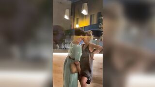 Milf lesbiche fanno le zoccole al bar