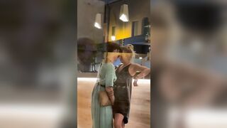 Milf lesbiche fanno le zoccole al bar