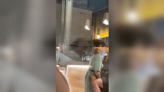 Milf lesbiche fanno le zoccole al bar