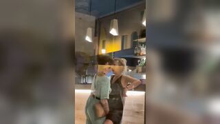 Milf lesbiche fanno le zoccole al bar