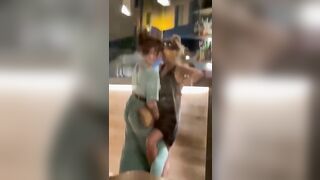 Milf lesbiche fanno le zoccole al bar