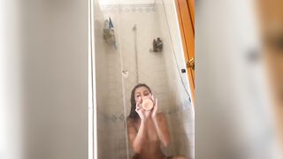 Martina Smeraldi si sgrilletta la fica durante la doccia