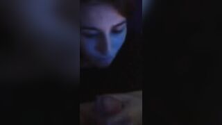 Porco si svuota le palle nella sua bocca